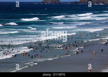 Surfisti sulla spiaggia, Portreath village; Cornwall County; Inghilterra; Regno Unito Foto Stock