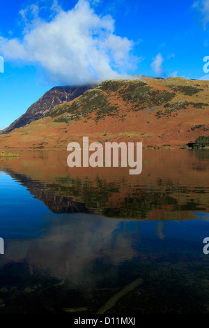 Immagine panoramica Whiteless Pike cadde, riflessa in Buttermere, Parco Nazionale del Distretto dei Laghi, Cumbria County, England, Regno Unito Foto Stock