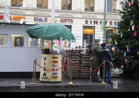 Berlino Germania UE turisti in posa con il soldato americano per foto a Checkpoint Charlie Foto Stock