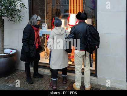 Window shopping presso la Georg Jensen argentiere lo stile di vita del negozio display di Natale sulla via pedonale Strøget, Copenaghen. Foto Stock