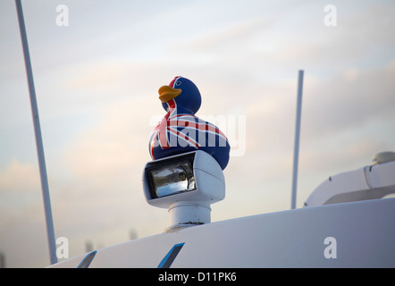 Anatra di gomma Union Jack seduta in cima alla luce sulla barca a Calshot, Hampshire, Regno Unito a novembre Foto Stock