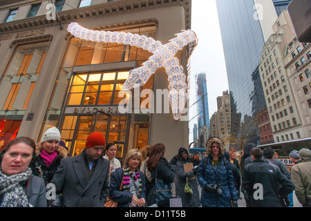 Shoppers passano il Bulgari store decorato per la vacanza sulla Fifth Avenue a New York durante lo shopping di Natale stagione Foto Stock