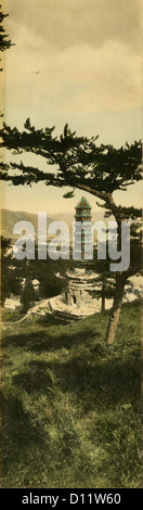 Circa 1910s fotografia e la Pagoda di vetrate del monastero Zongjing nel parco di caccia, Pechino Cina, in Xiangshan (fragrante Hill Park. Foto Stock