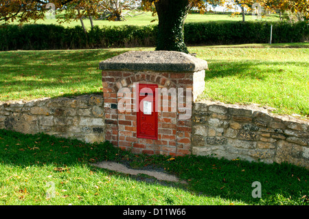 Postbox il villaggio verde, Ilmington, Warwickshire, Inghilterra, Regno Unito Foto Stock