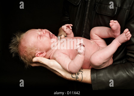 Amburgo, Germania, bambino nelle braccia di suo padre Foto Stock