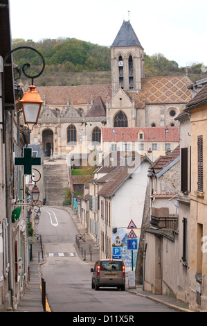 Vista sulla città di Vétheuil nel nord della Francia con la Chiesa Eglise Notre-dame su per la collina Foto Stock