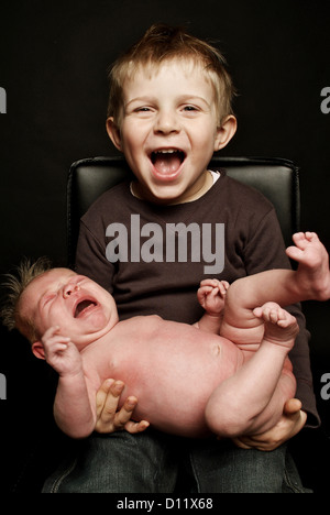 Amburgo, Germania, bambino nelle braccia di suo fratello Foto Stock