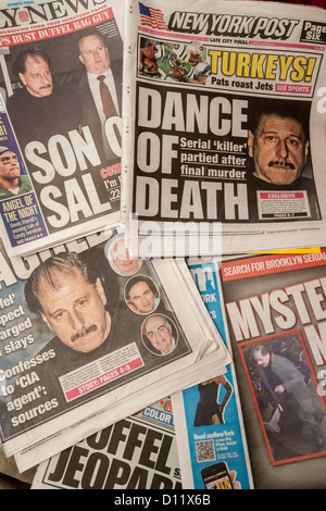 I coperchi degli enti locali New York quotidiani relazione sull'arresto del presunto serial killer e venditore di abbigliamento Salvatore Perrone Foto Stock