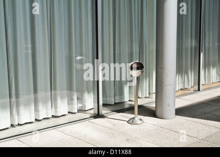 Hannover, Germania, davanti a una porta di vetro posacenere in Landesbank Foto Stock