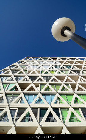 Triangle Window Patterns of Les Voiles Blanches Apartment Building & Modern Street Light la Grande-Motte Resort Town Hérault Francia Foto Stock