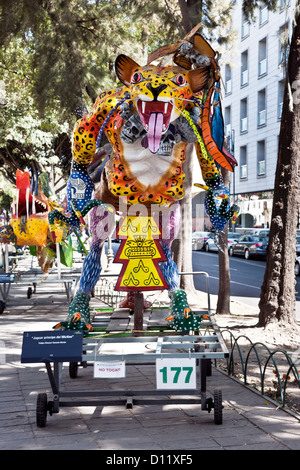 Colorato di fantastici cartapesta jaguar demon creatura visualizzato nel parco mediano di Avenida Alvaro Obregon competere per vincere premi Foto Stock