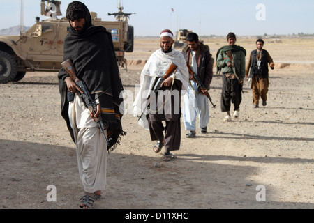 Afghan Polizia Locale reclute pratica di pattugliamento in un file la formazione dopo la ricezione di una classe circa il pattugliamento dalle forze della coalizione il 4 dicembre, nella provincia di Farah. La recluta di ALP ha partecipato in pattugliamento classe come parte della loro formazione per essere certificata a p Foto Stock