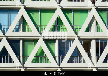 Triangular Facade Les Voiles Blanches Holiday Apartments, architettura moderna nella località turistica di la Grande-Motte Hérault Francia Foto Stock