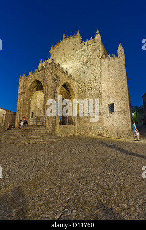 La cattedrale cattolica di Erice, provincia di Trapani, Sicilia, Italia Foto Stock