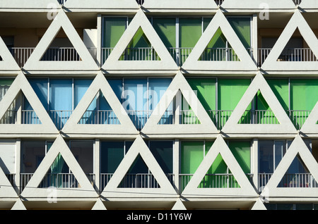 Triangular Facade Les Voiles Blanches Holiday Apartments, architettura moderna nella località turistica di la Grande-Motte Hérault Francia Foto Stock