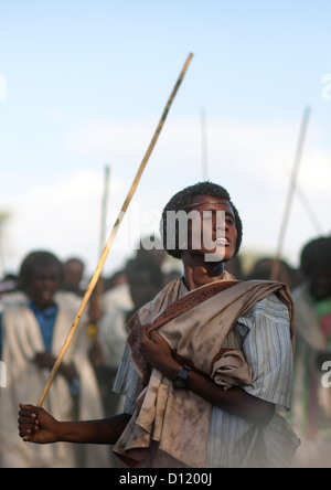 Karrayyu Tribe Uomo con tradizionale di acconciatura Gunfura durante Stick Fighting Dance, Gadaaa cerimonia, Metahara, Etiopia Foto Stock