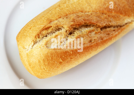 Baguette francese su una piastra bianca Foto Stock