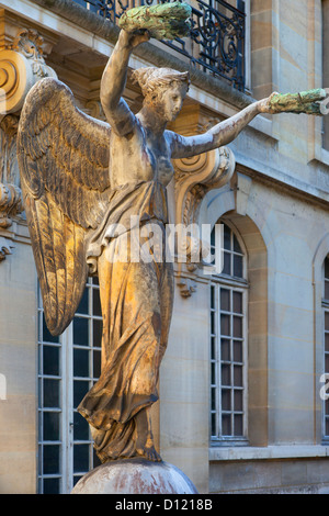 La vittoria di statue allegoriche sul cortile interno dell'Hotel Carnavalet - ora il Museo della Storia Francese, Les Marais, Parigi Francia Foto Stock