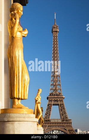Torre Eiffel vista dal Palais de Chaillot, Place du Trocadero, Parigi Francia Foto Stock