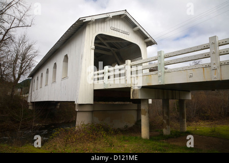 Grave Creek che scorre sotto grave Creek ponte coperto in valle soleggiata al Leland situato lungo la vecchia Applegate ha pioneer Trail. Foto Stock