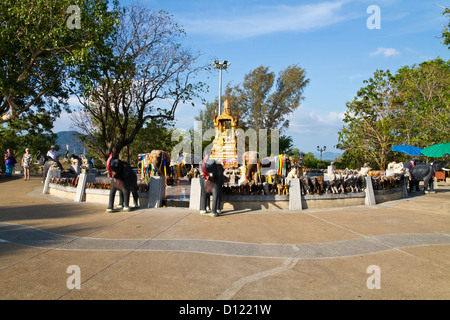 Sculture di elefante di un santuario sul capo Laem Promthep a Phuket, Tailandia Foto Stock