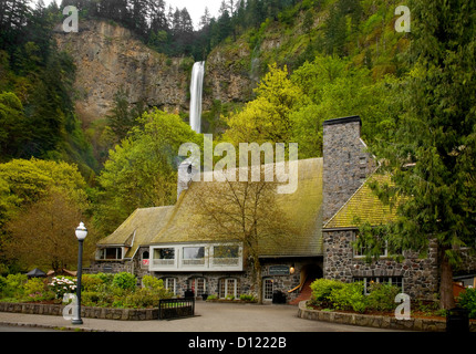 Cascate Multnomah e storico Multnomah Lodge in Columbia River Gorge National Scenic Area est di Portland. Foto Stock