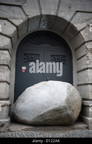 Berlino, Germania, grandi √ üer stone si trova di fronte alla porta del bunker in Reinhardtstrasse Foto Stock