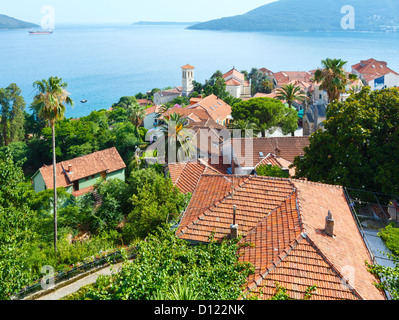 Summer View su case con il tetto rosso e la Baia di Kotor dal Forte Mare castello (Herceg Novi, Montenegro) Foto Stock