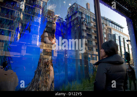 Il 5 dicembre 2012. Londra REGNO UNITO. I grandi magazzini di Londra decorano le vetrine di un mese prima di natale con elaborati festosa visualizza per attirare gli acquirenti Foto Stock