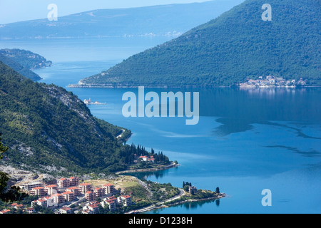 Baia di Kotor estate misty vista dall alto e Kotor cittadina sulla costa (Montenegro) Foto Stock