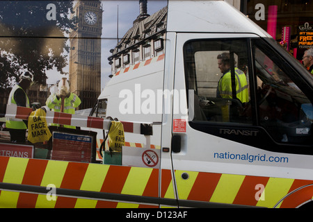 National Grid lavori gas van e passanti in busy Oxford Circus a Londra centrale. Foto Stock