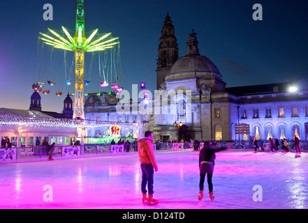 Cardiff Winter Wonderland di Natale pista di pattinaggio sul ghiaccio al di fuori del Municipio di Cardiff Galles del Sud REGNO UNITO Foto Stock