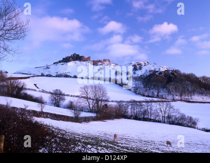 Carreg Cennen Castello nella trappola di neve vicino a Llandeilo Carmarthenshire South Wales UK Foto Stock