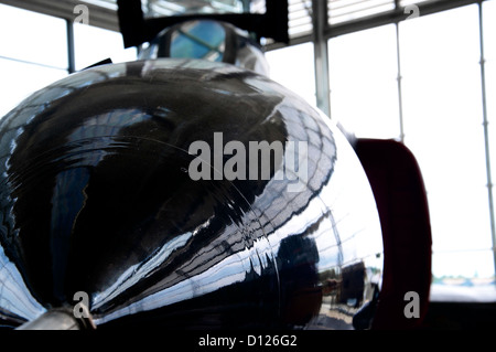 Primo piano di un moderno jet da combattimento in hangar Foto Stock