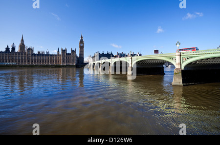 Westminster Bridge e le case del Parlamento visto sul fiume Thames, London, England, Regno Unito Foto Stock