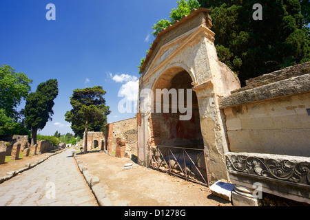 Le tombe romane e mausolei sulla strada di tombe nel cimitero di Ercolano, Pompei Foto Stock