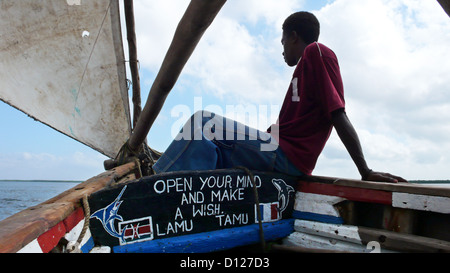 Un membro dell'equipaggio a bordo di un dhow, Lamu, Kenya, Africa orientale. 11/2/2009. Fotografia: Stuart Boulton/Alamy Foto Stock