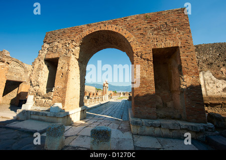 L'arco di Tiberio all'ingresso al Forum di Pompei. Foto Stock