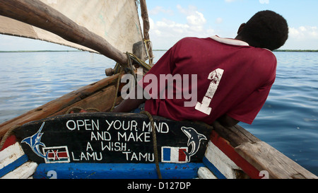 Un membro dell'equipaggio a bordo di un dhow, Lamu, Kenya, Africa orientale. 11/2/2009. Fotografia: Stuart Boulton/Alamy Foto Stock