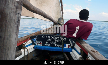 Un membro dell'equipaggio a bordo di un dhow, Lamu, Kenya, Africa orientale. 11/2/2009. Fotografia: Stuart Boulton/Alamy Foto Stock