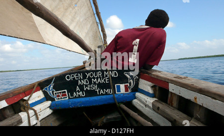 Un membro dell'equipaggio a bordo di un dhow, Lamu, Kenya, Africa orientale. 11/2/2009. Fotografia: Stuart Boulton/Alamy Foto Stock