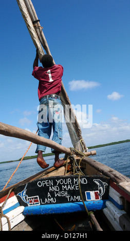 Un membro dell'equipaggio a bordo di un dhow, Lamu, Kenya, Africa orientale. 11/2/2009. Fotografia: Stuart Boulton/Alamy Foto Stock