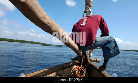 Un membro dell'equipaggio a bordo di un dhow, Lamu, Kenya, Africa orientale. 11/2/2009. Fotografia: Stuart Boulton/Alamy Foto Stock