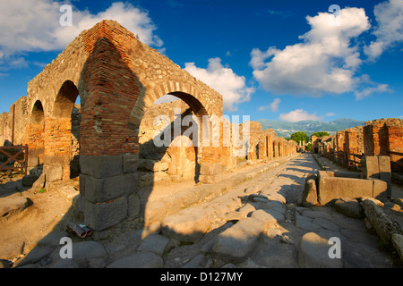 Strada di ciottoli di Pompei sito archeologico. Foto Stock
