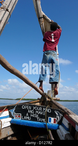 Un membro dell'equipaggio a bordo di un dhow, Lamu, Kenya, Africa orientale. 11/2/2009. Fotografia: Stuart Boulton/Alamy Foto Stock