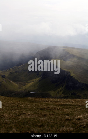 La nebbia e il cloud passando Bioda Buidhe Beinn Edra Hartaval Il Storr sulla cresta theTrotternish Isola di Skye in Scozia Foto Stock