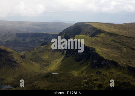 La nebbia e il cloud passando Bioda Buidhe Beinn Edra Hartaval Il Storr sulla cresta theTrotternish Isola di Skye in Scozia Foto Stock