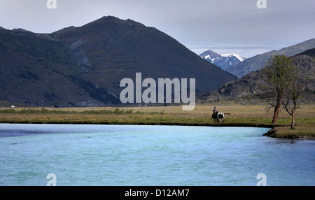 Ci Tsagaan Gol (bianco fiume di acqua), Altai Tavan Bogd Parco Nazionale Foto Stock