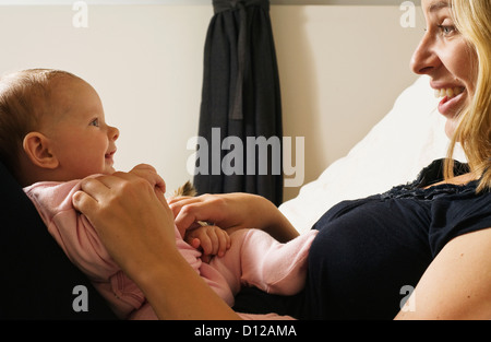 Una madre giocando con il suo bimbo di due mesi Foto Stock