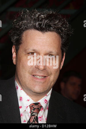 Dicembre 5, 2012 - New York New York, Stati Uniti - Designer ISAAC MIZRAHI assiste il nuovo 42nd Street, di Gala in onore di Australia consiglio per le arti nella celebrazione del nuovo Teatro Vittoria di programmi di formazione che si terranno presso il nuovo Teatro Vittoria. (Credito Immagine: © Nancy Kaszerman/ZUMAPRESS.com) Foto Stock